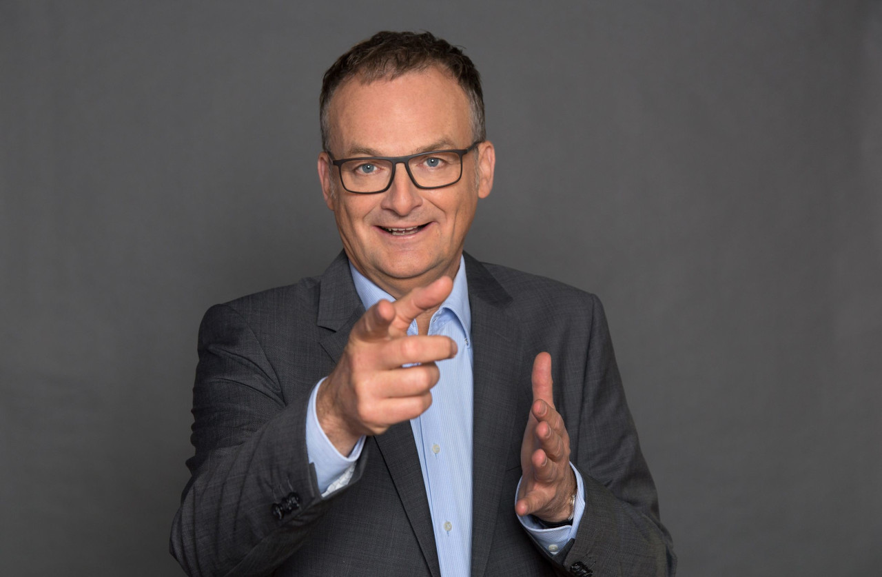 Frank Plasberg lädt zum Jahresrückblick in QuizForm