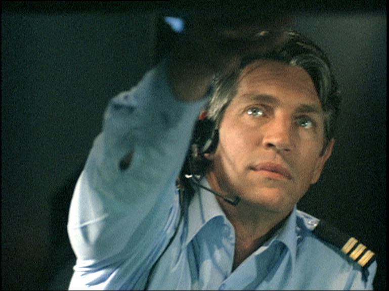 Mike Hogan (Eric Roberts) muß die beschädigte Maschine durch einen ...