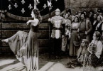 Und hoch das Bein! Maureen O'Hara bezaubert als
Esmeralda ihr Publikum