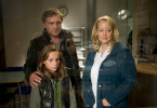 Lutz (Bernhard Schir) und Lea (Stella Kunkat)
beobachten zusammen mit Schwester Ines (Floriane
Daniel) das Baby
