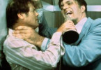 Du hast aber schöne Beißerchen! Roger Moore füttert Richard Kiel.