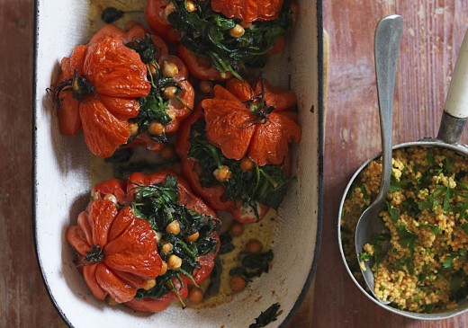 Vegane Rezepte: Gefüllte Tomaten mit Petersilien-Paprika-Hirse