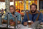 Stärken sich für die nächste Schlägerei: Terence
Hill (l.) und Bud Spencer