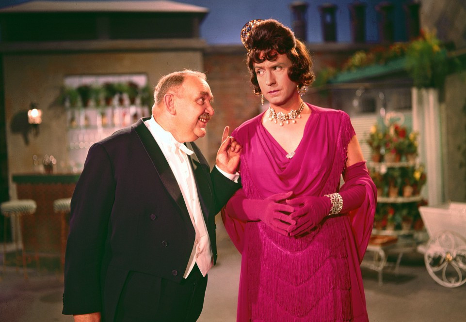 Charleys Tante Trailer, Kritik, Bilder und Infos zum Film