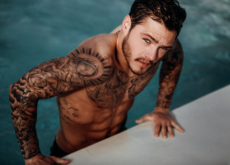 Single manner mit tattoos