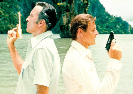 James Bond 007 - Der Mann mit dem goldenen Colt - Trailer, Kritik ...