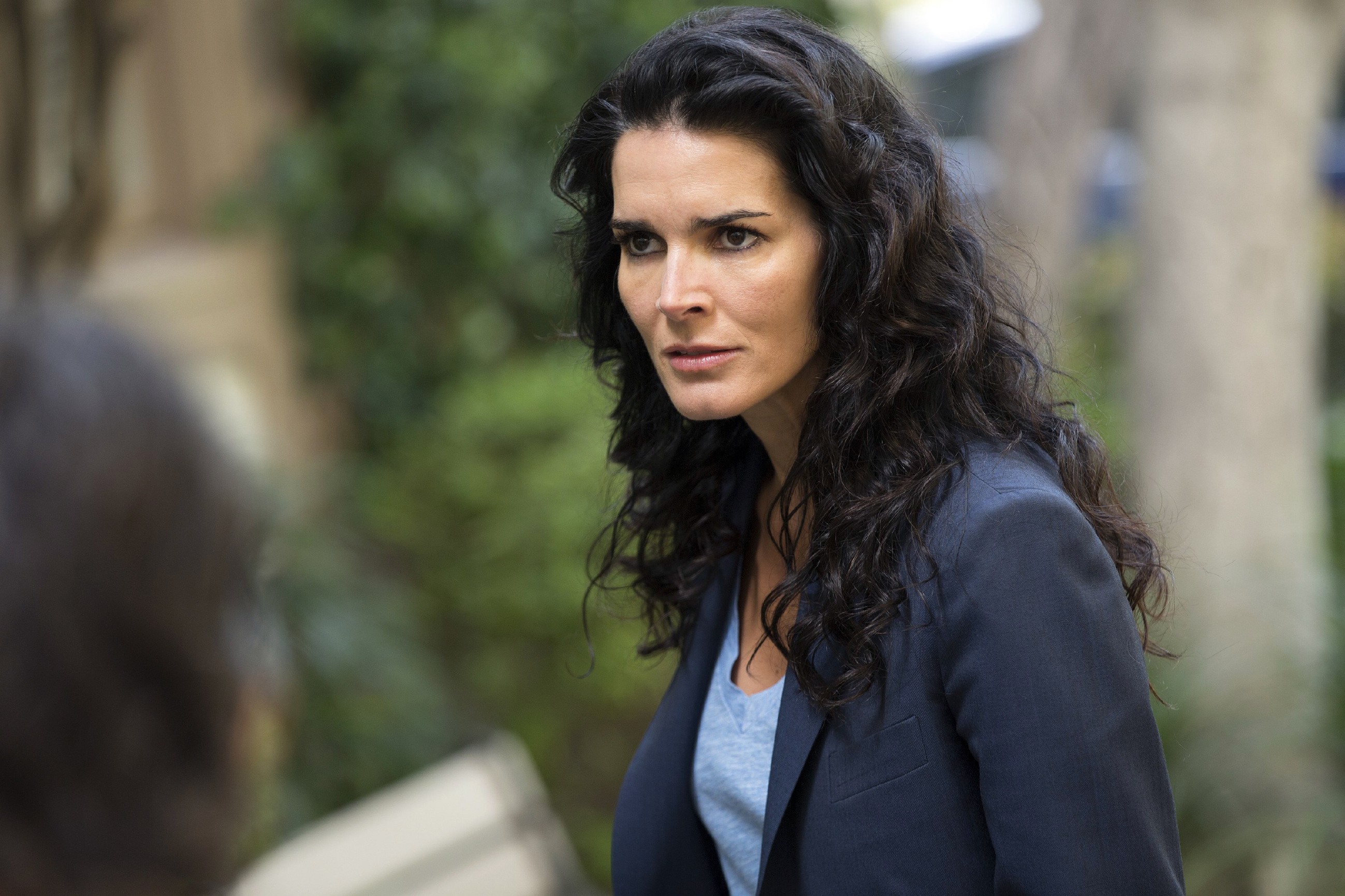 Rizzoli Isles 4 01 Review We Are Family